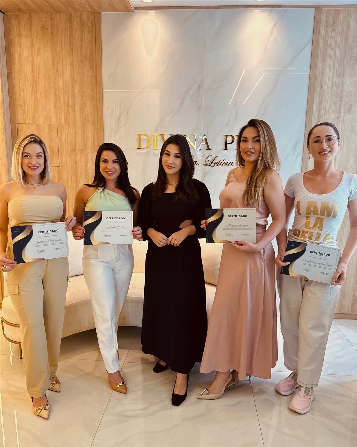 Dra. Letícia Sebem com turma de alunas formadas no curso de estética avançada